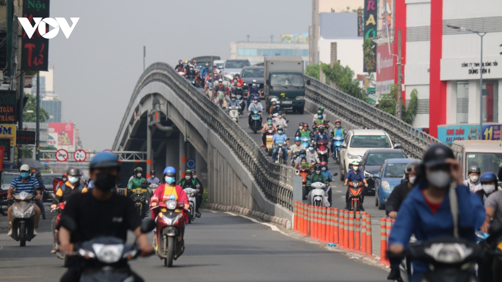 Giao thông TP.HCM thông thoáng trong ngày đầu trở lại làm việc